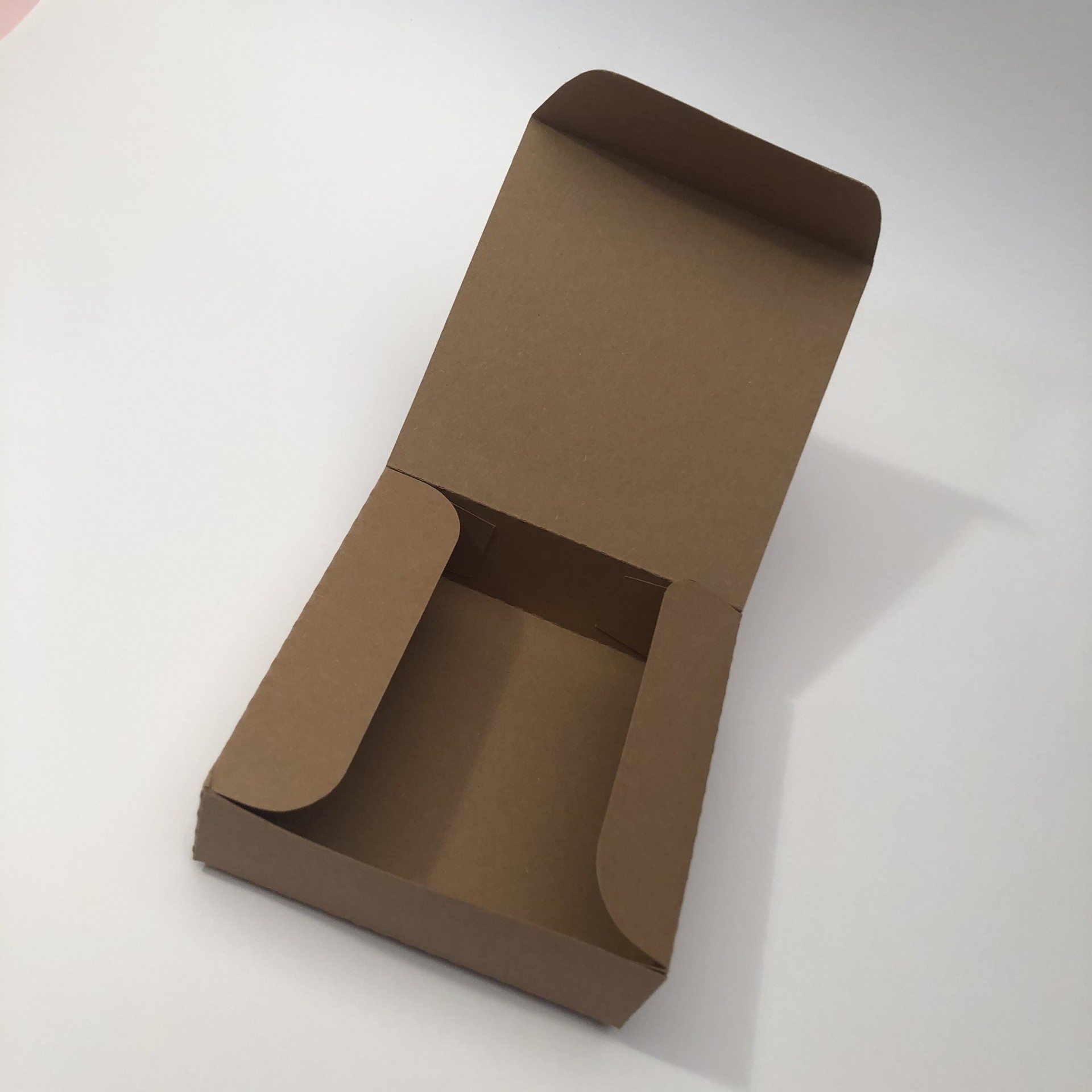 Caixa de cartão reciclado castanho aberta