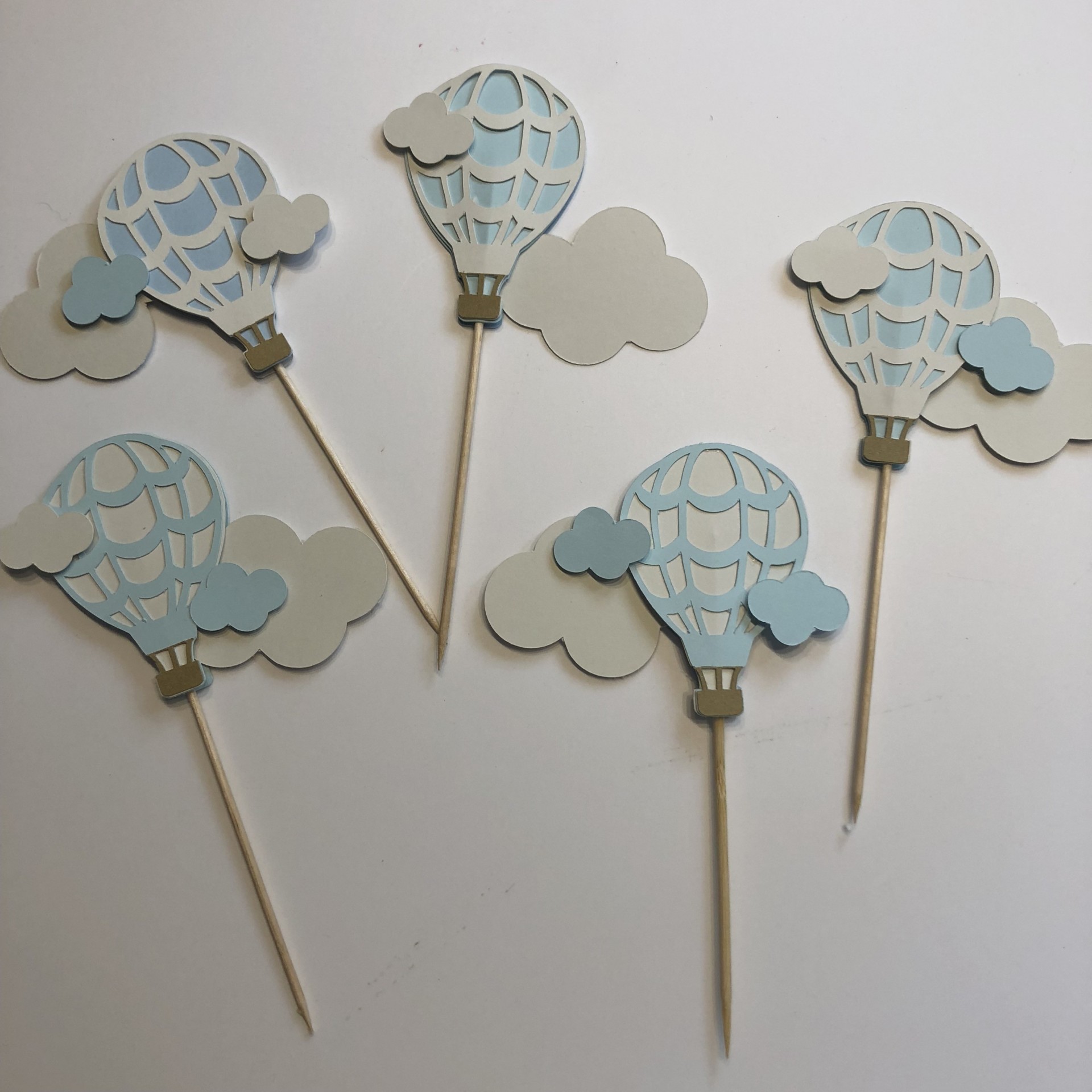 Decorações de balão de ar quente em papel com nuvens e palitos de madeira