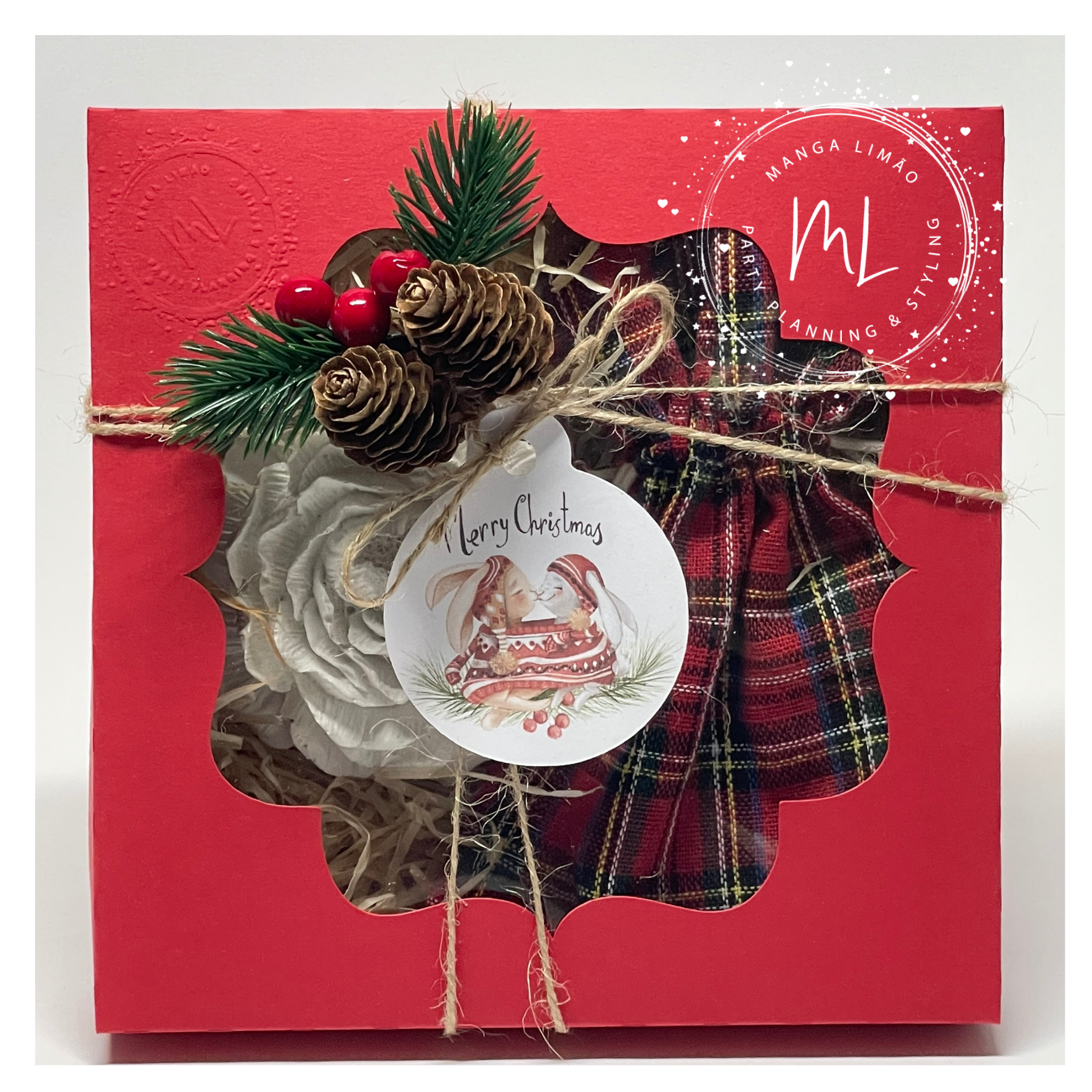 Caixa de presente vermelha com decoração natalícia e etiqueta Merry Christmas