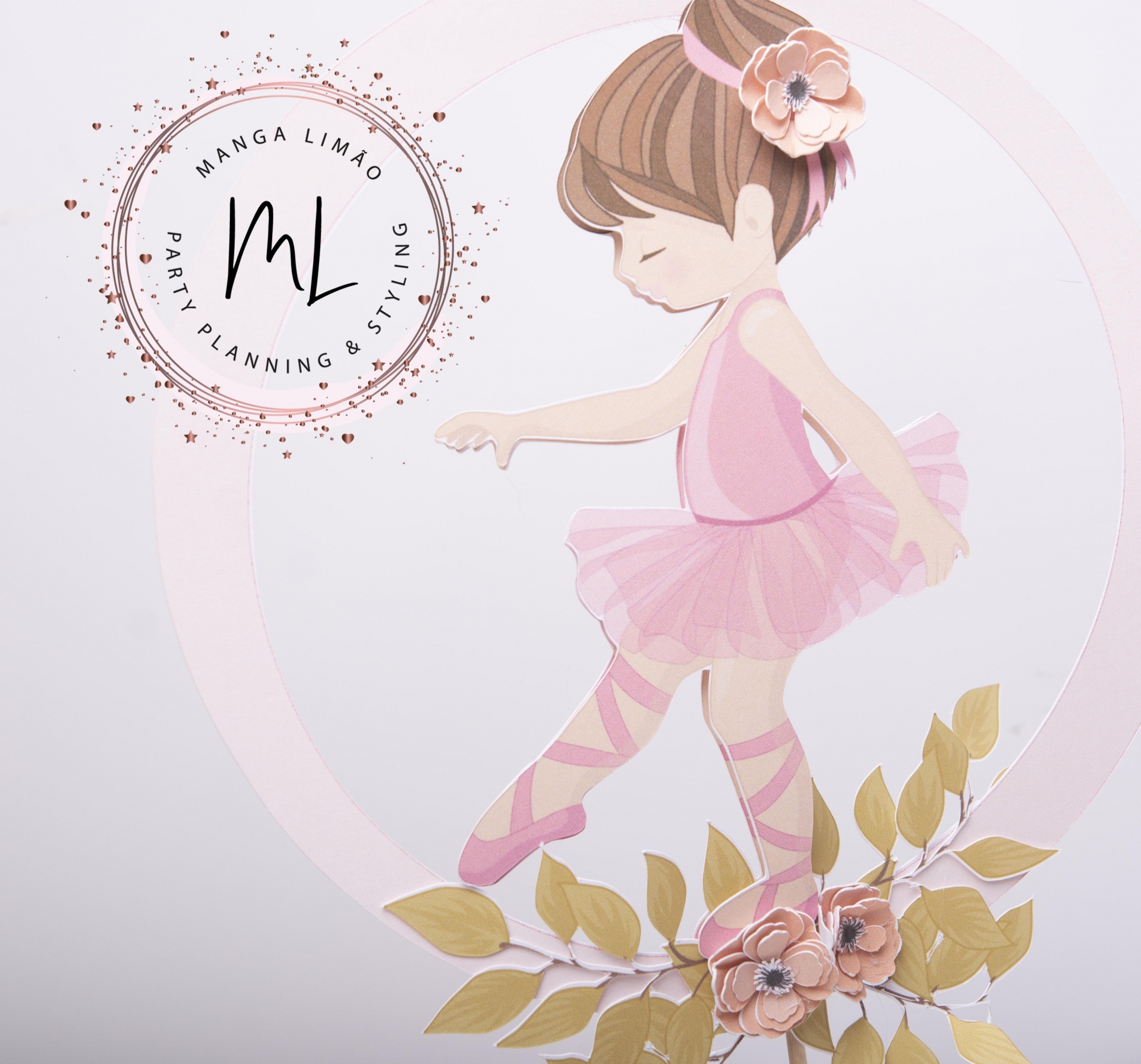 Desenho de menina bailarina cor-de-rosa com flores e folhas douradas