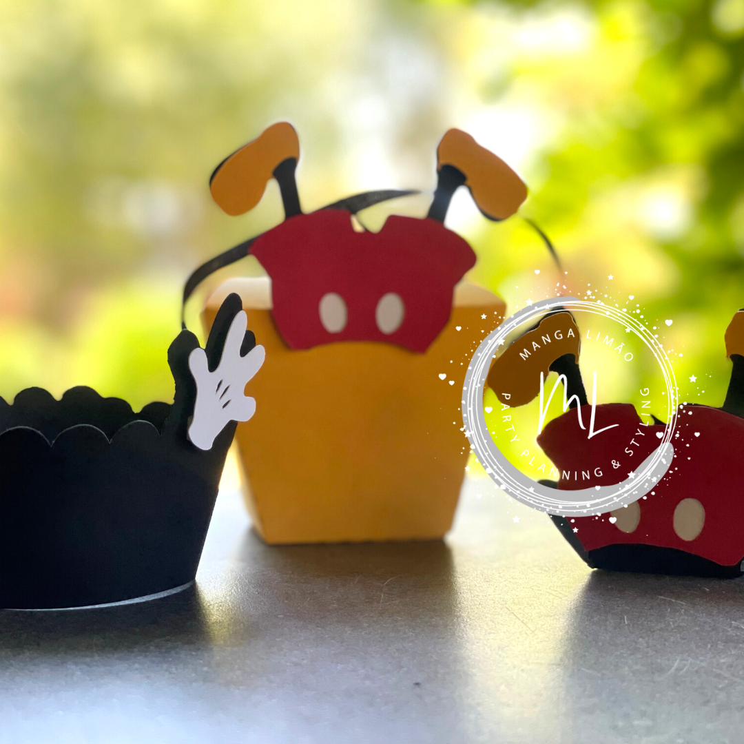 Suportes para doces temáticos do Mickey Mouse em cartão colorido com detalhes distintos