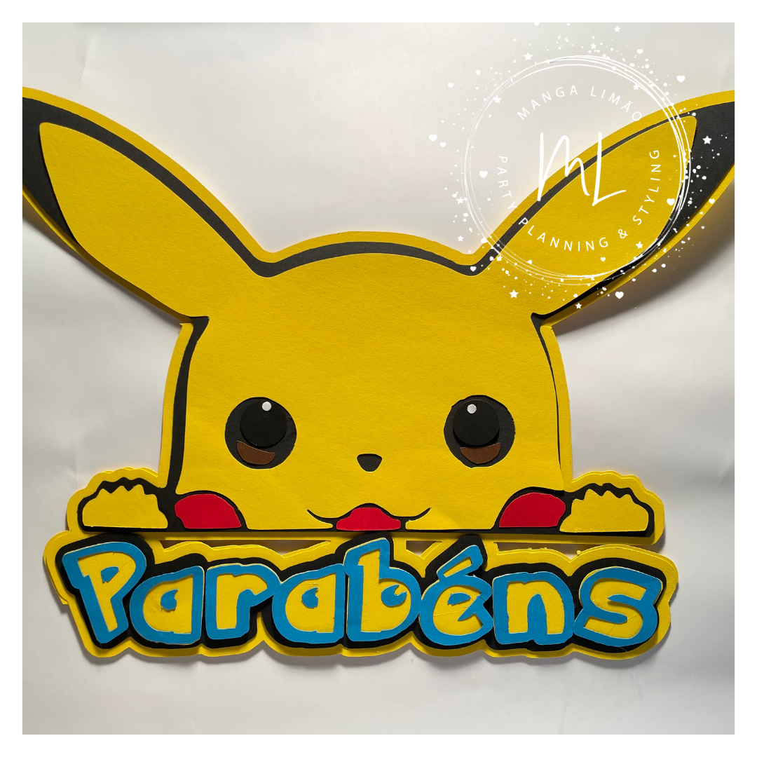 Boneco amarelo de Pikachu com texto 'Parabéns' em relevo