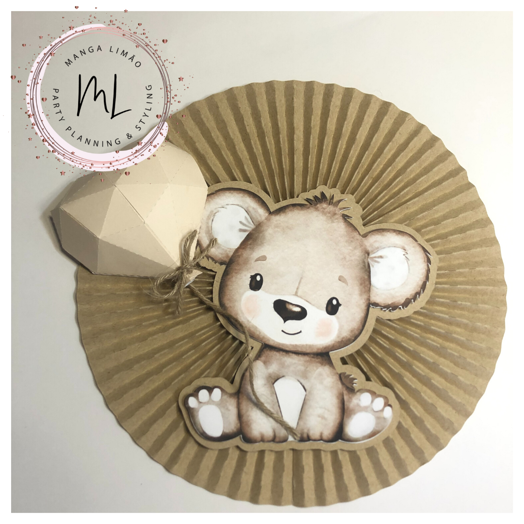 Decoração com desenho de ursinho e papel enrugado castanho