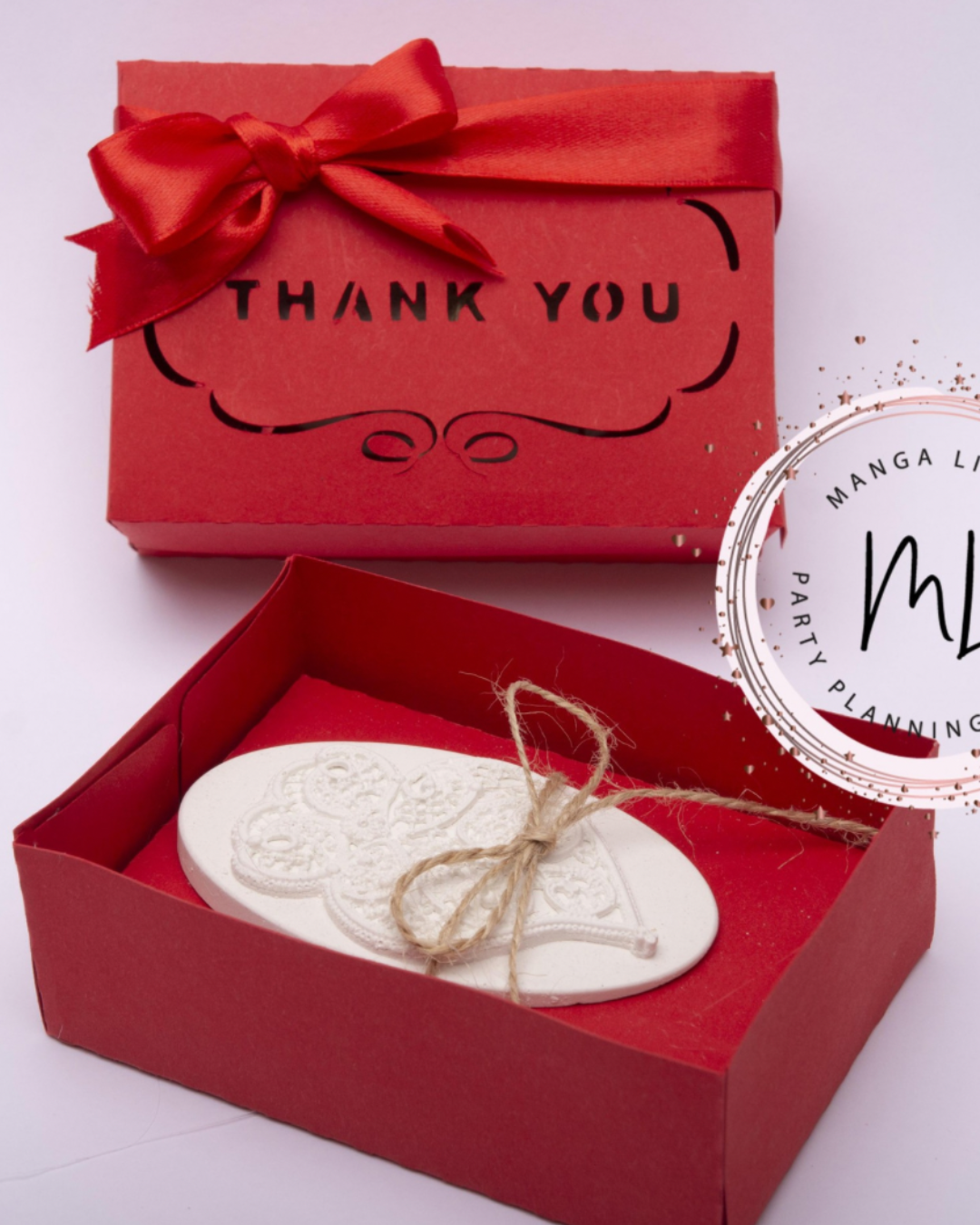 Caixa de oferta vermelha com inscrição THANK YOU e presente decorativo branco interior