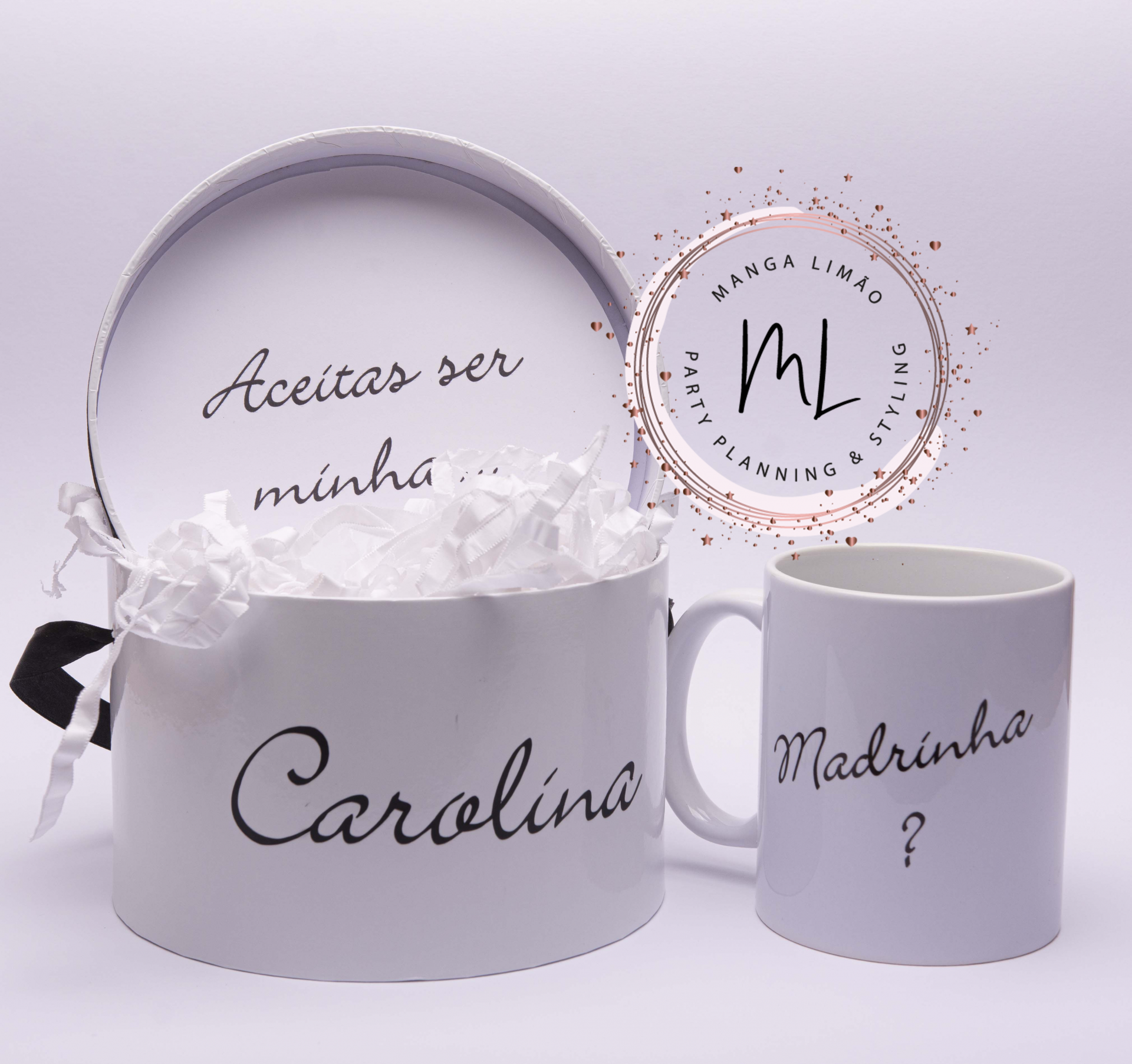 Caixa branca redonda com texto e caneca branca com texto preto