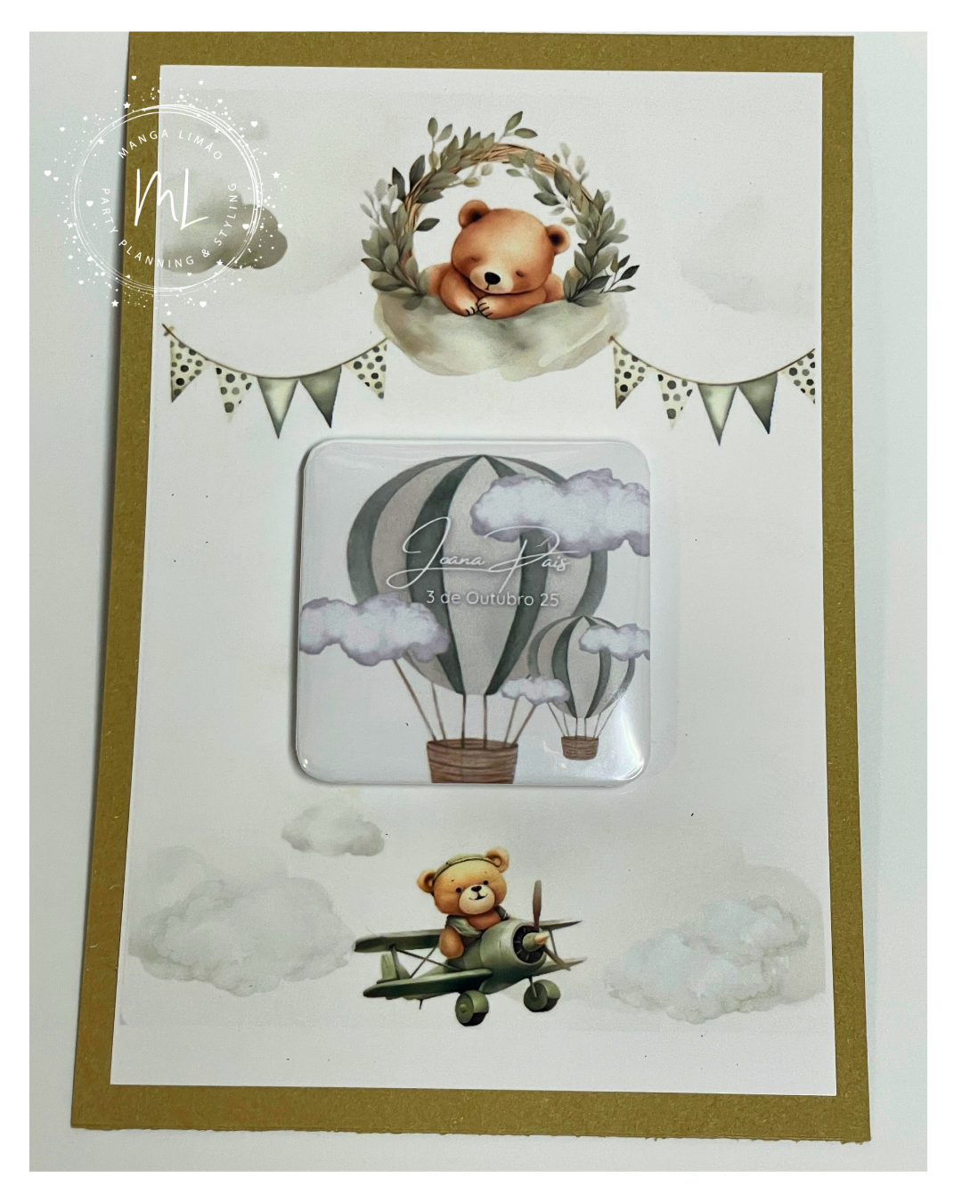 Cartão de celebração com ursinhos, balão de ar quente, avião e texto no balão