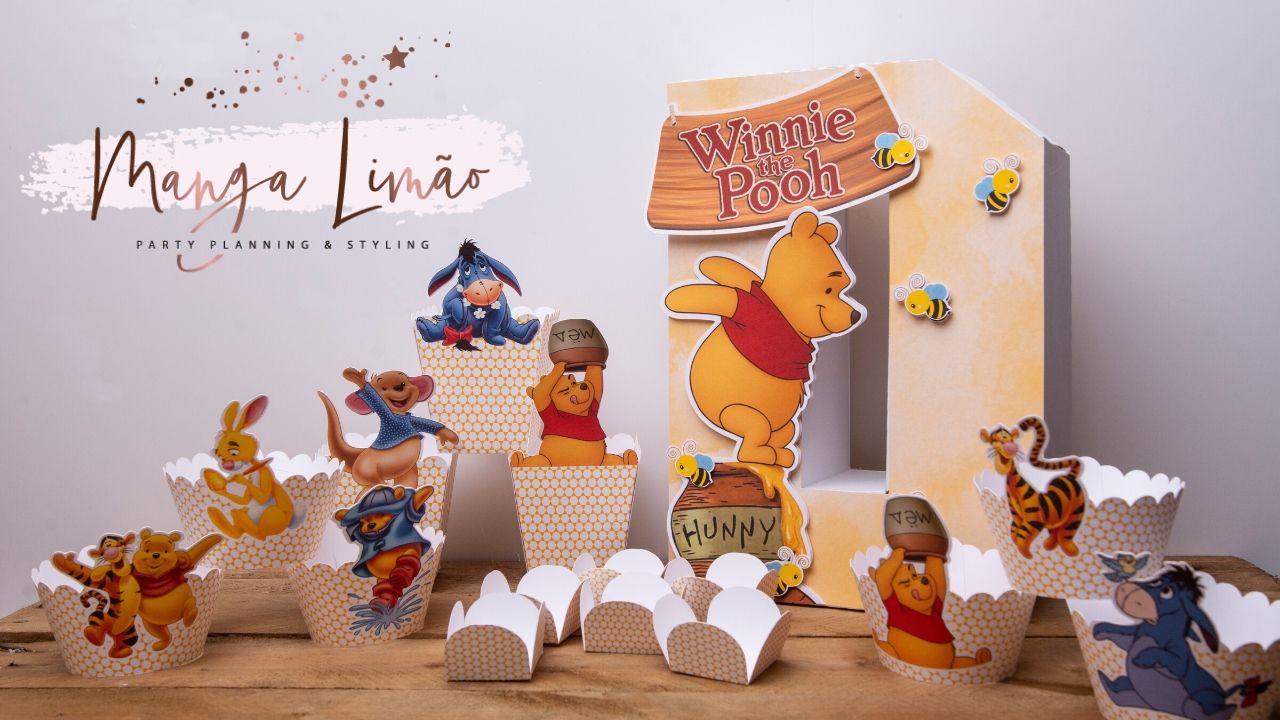 Decoração para festa Winnie the Pooh com suporte e caixas de papelão e papel com personagens coloridos