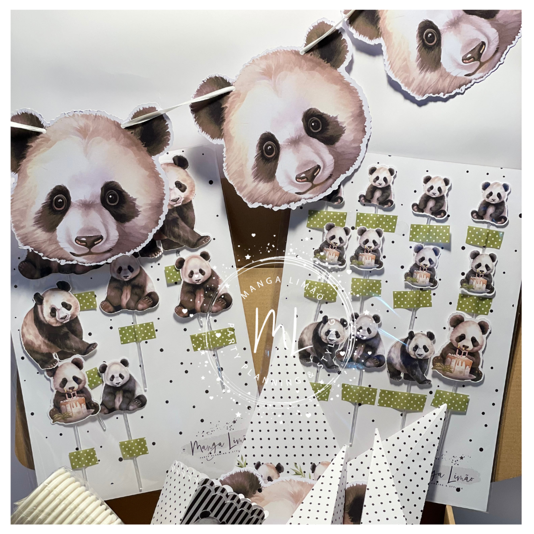 Papeleira temática de pandas com bandeirolas e etiquetas decorativas.