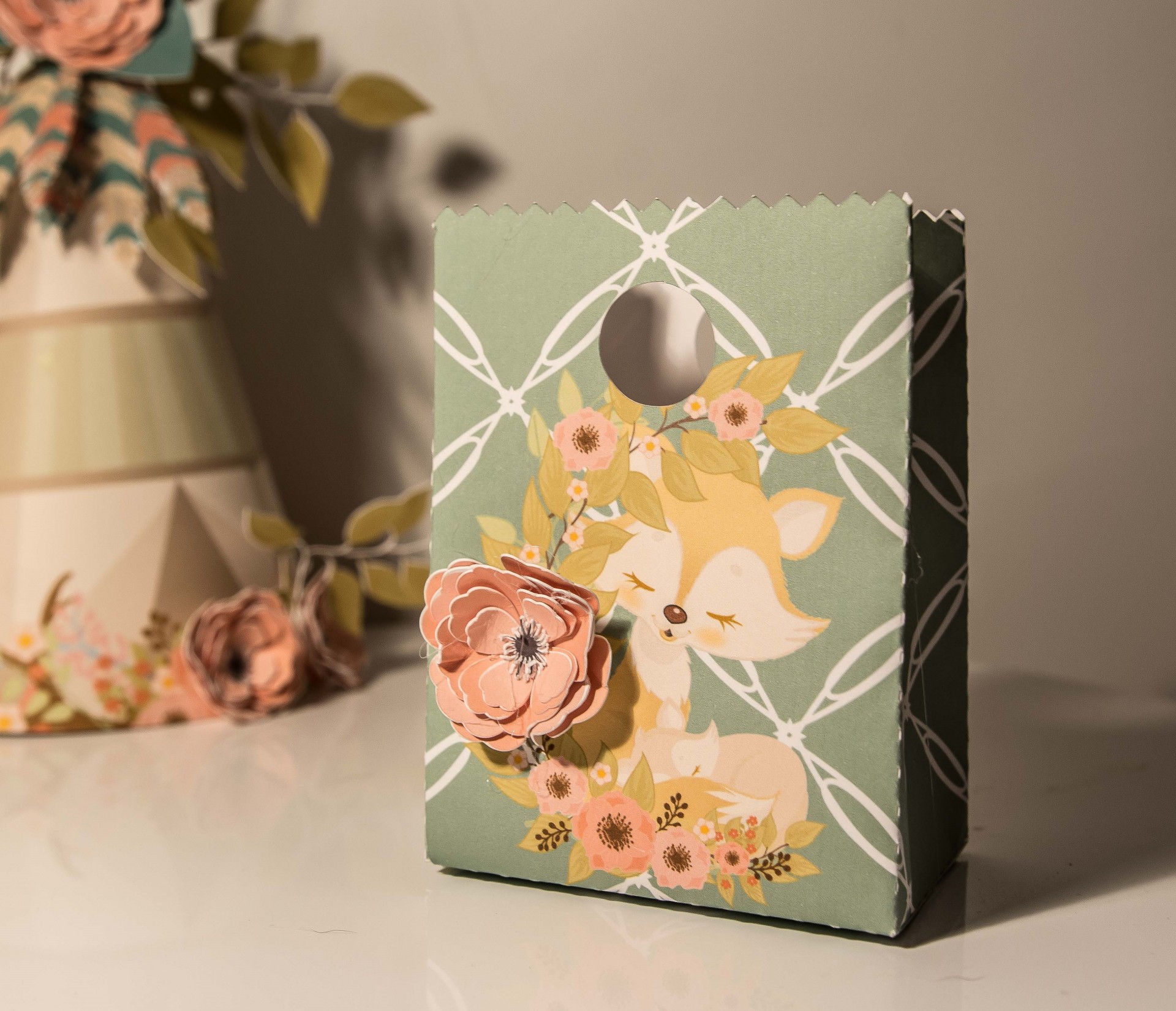 Caixa de presente verde com raposa e flores cor-de-rosa