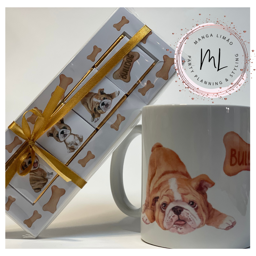 Conjunto de chocolates decorados com bulldog e caneca branca com desenho de bulldog