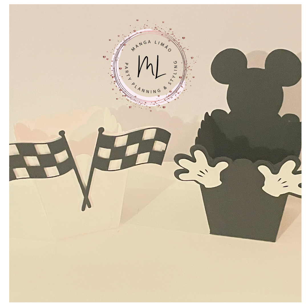 Decoração de papel com bandeiras xadrez e silhueta de personagem Mickey em preto e branco