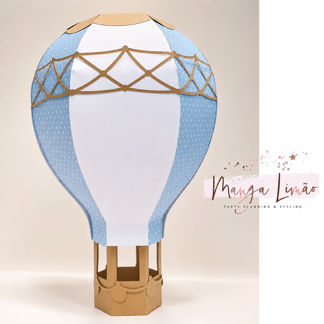 Balão de ar quente decorativo em papel azul e branco para decoração de festas e quartos infantis.