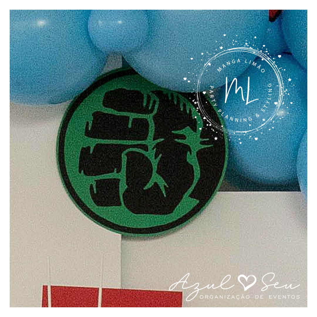 Placa decorativa verde e preta com balão azul num fundo branco com texto de organização de eventos