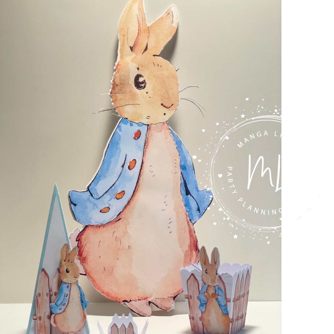 Figura decorativa de coelho em papel com pintura aquarelada em tons castanhos e azul