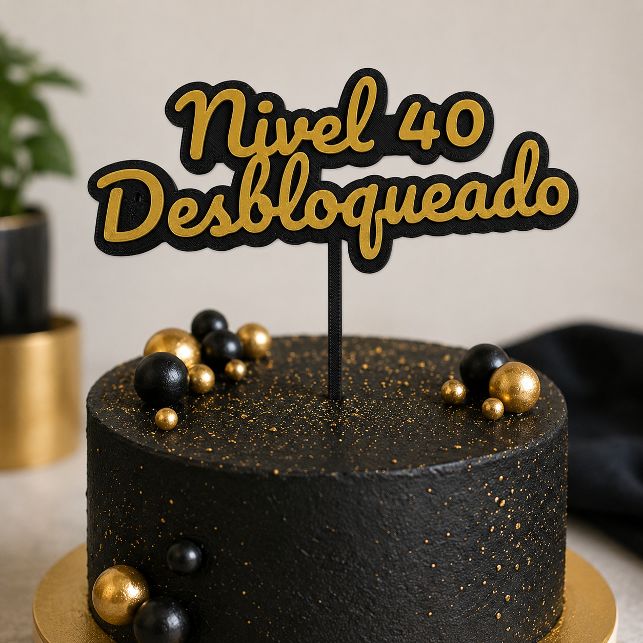 Bolo preto com enfeites dourados e pretos e placa com texto Nivel 40 Desbloqueado.