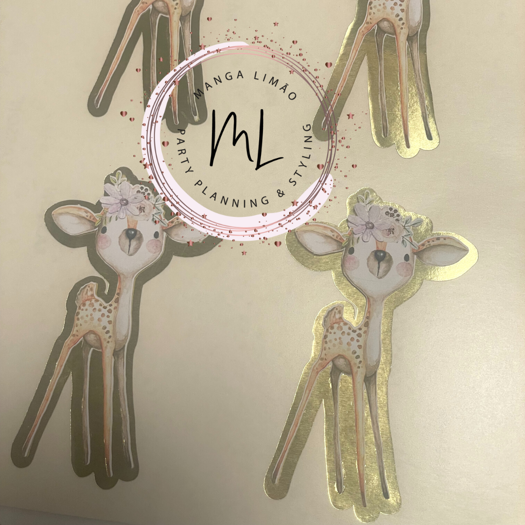 Recortes decorativos em papel de veados com detalhes dourados e flores na cabeça