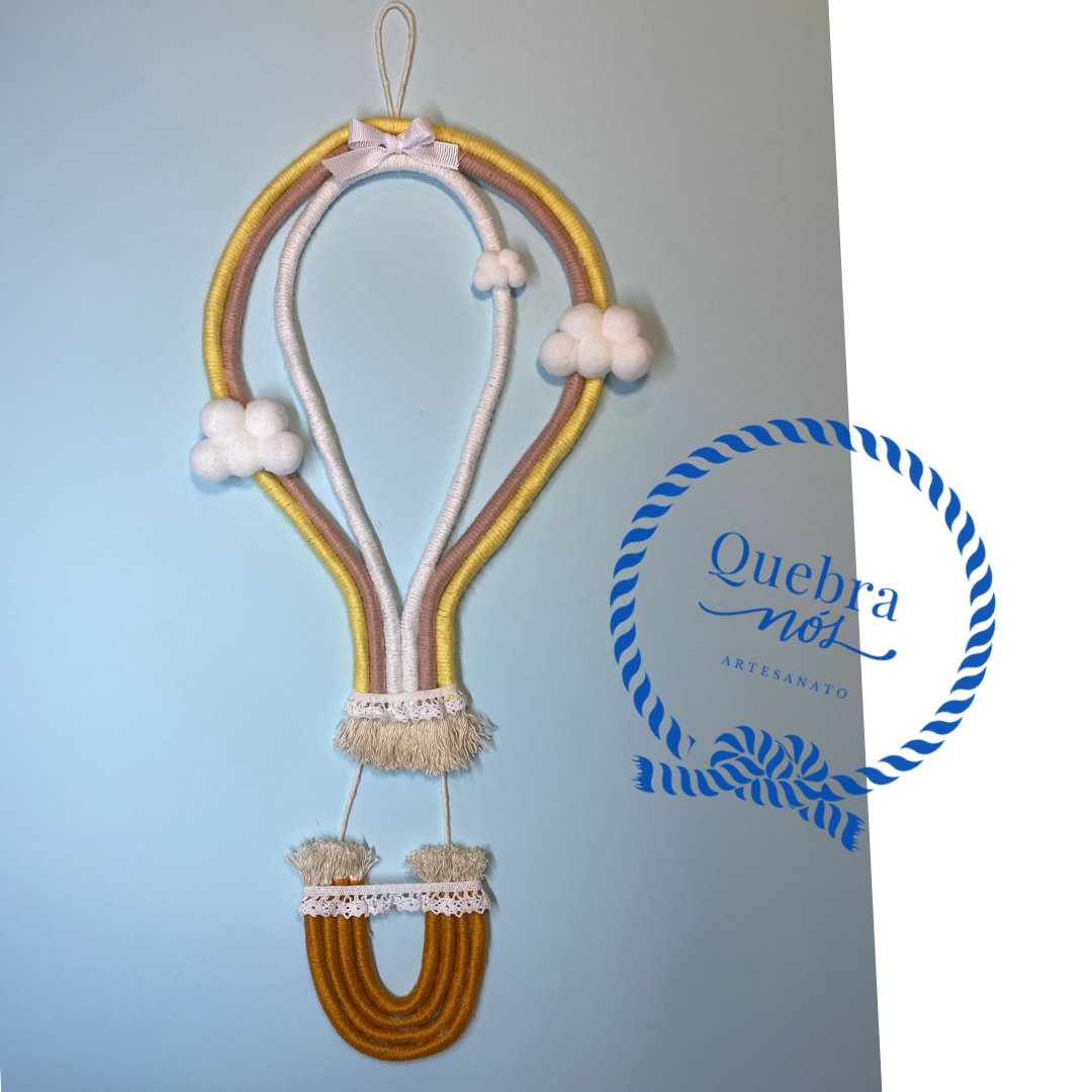 Decoração parede balão ar quente fios lã tons amarelo rosa branco nuvens franjas