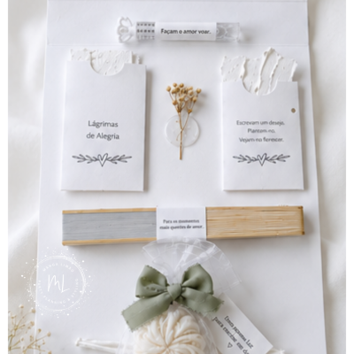 Conjunto de produtos com saquetas, flores secas, mini leque de madeira, tubinho transparente e flor decorativa em saquinho de organza com laço
