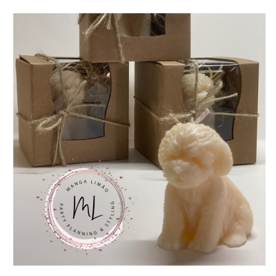 Velas em forma de cão embaladas em caixas de papelão com janela e cordão de juta, selo de marca MANGA LIMÃO PARTY PLANNING & STYLING.
