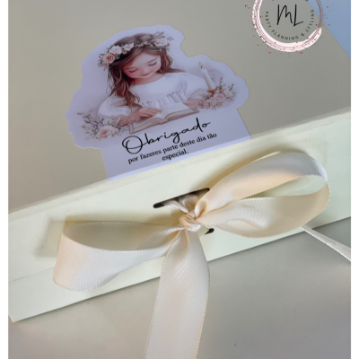 Caixa com laço creme e etiqueta com imagem de menina e agradecimento