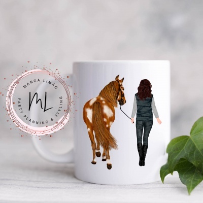 Caneca branca com ilustração de mulher e cavalo de costas