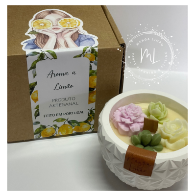 Vela artesanal aroma a limão com flores decorativas e caixa com etiqueta branca e limões