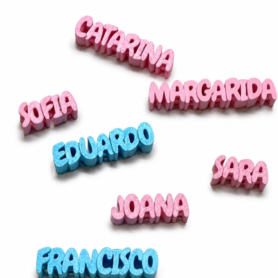 Letras 3D em rosa e azul com nomes próprios sobre fundo branco
