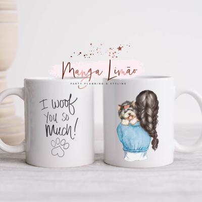 Canecas com textos e ilustrações de cão e uma mulher com cabelo trançado