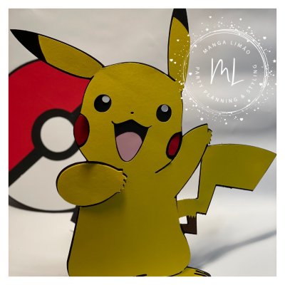Figura decorativa de Pikachu com fundo de Pokébola e selo branco