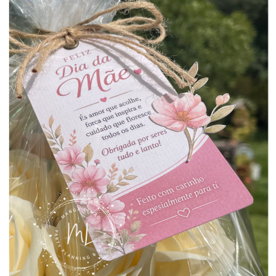 Etiqueta de papel com mensagem e decoração floral anexada a embalagem com flores amarelas.