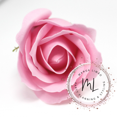 Rosa rosa artificial com selo circular de marca