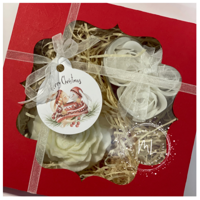 Caixa vermelha com flores decorativas brancas e etiqueta Merry Christmas