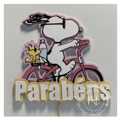 Decoração em papel de Snoopy a andar de bicicleta rosa com Woodstock e texto 'Parabéns' dourado