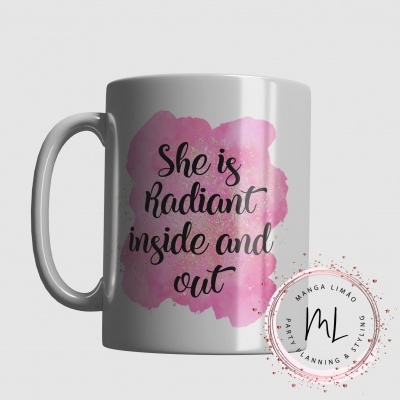 Caneca branca com texto motivacional em rosa e preto