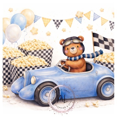 Urso de peluche a conduzir carro azul rodeado por pipocas e decoração com balões e bandeiras