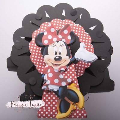 Boneco tridimensional da Minnie Mouse em cartão com vestido vermelho de bolinhas brancas