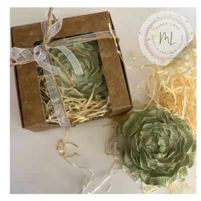 Caixa de presente com flor verde em tecido e etiqueta de marca MANGA LIMÃO