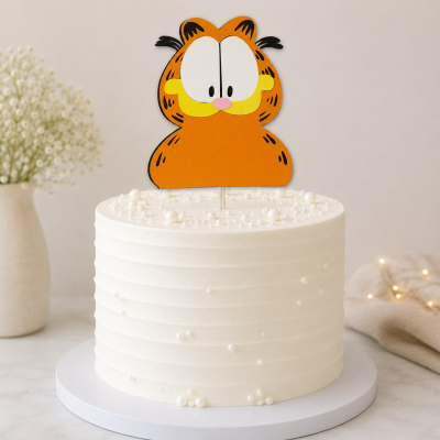 Bolo branco com topo de bolo em forma do personagem Garfield