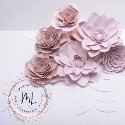 Flores artificiais cor de rosa em fundo branco com logótipo MANGA LIMÃO