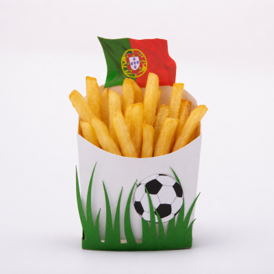 Batatas fritas em embalagem decorada com bola de futebol e bandeira de Portugal