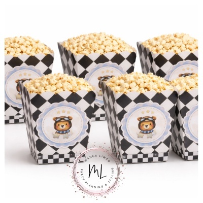Caixas xadrez preto e branco com pipocas e ursinho aviador na etiqueta