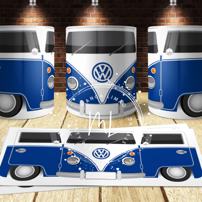 Canecas e tapete com design de carrinha Volkswagen azul e branca sobre superfície de madeira e parede de tijolos.