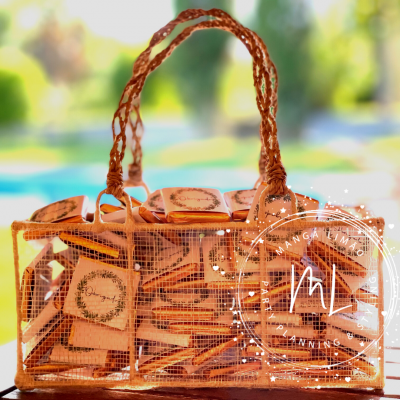 Cesto de malha laranja com etiquetas de madeira quadradas em fundo de jardim desfocado