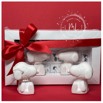 Conjunto de figuras de Snoopy brancas embaladas com fita vermelha