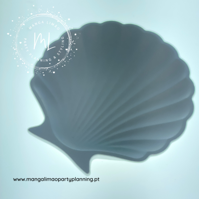 Prato azul claro em forma de concha sobre fundo branco