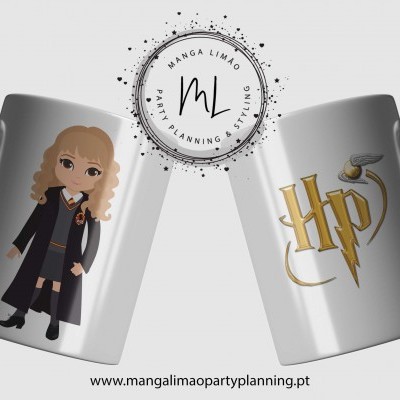 Canecas cinzentas com personagens e logo de Harry Potter e selo de uma empresa de planeamento de festas