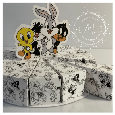 Caixas embrulhadas com papel decorado de personagens Looney Tunes com topo decorativo colorido.