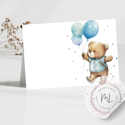 Cartão dobrável com desenho de urso e balões azuis