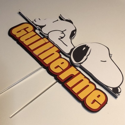 Decoração de festa do Snoopy com o nome Guilherme em cartão colorido