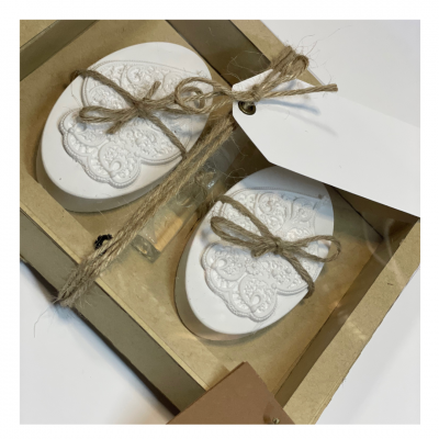 Conjunto de duas pedras decorativas em forma de coração dentro de caixa de papelão com tampa transparente